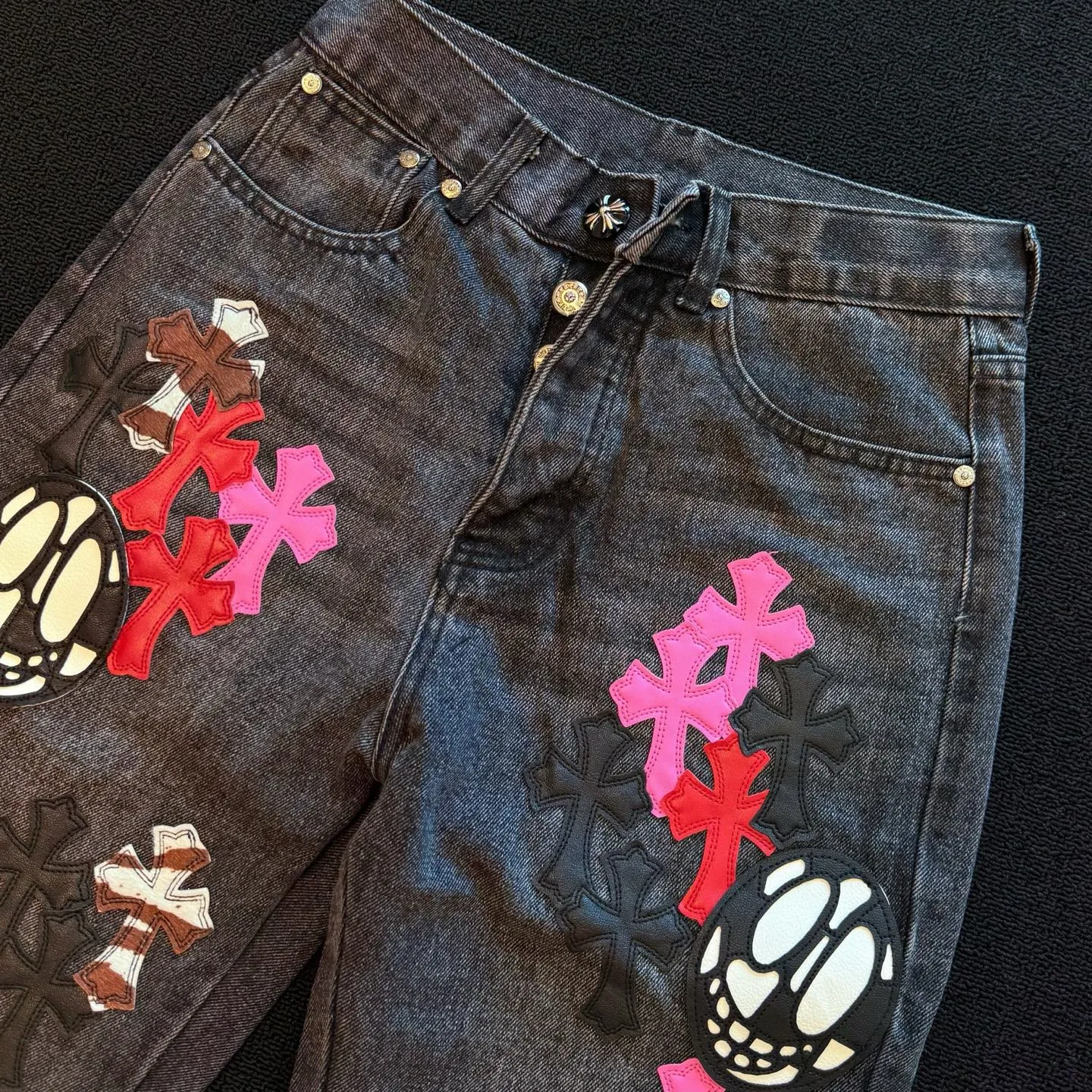 P300 style number: D357 ChromeHearts ChromeHearts multi-color skull contrasting leather patch straight pants ceiling-level jeans, a pair is hard to find at the counter‼ ️About Zangyin✅This is an extremely luxurious fashion brand that can also be called the aristocracy of the high street. It has always been an exclusive brand for some hipsters or rich second generations. The color of this model is already very eye-catching by using a unique washed material. It is decorated with pink patch cross flowers, which cleverly highlights the charm of the brand. Secondly, this model adopts a classic high-waist cut design, which highlights the long legs and fashionable temperament of the upper body. The brand is highly recognizable and the slim-fitting configuration is more suitable for daily wear. The personality will be fashionable and the specifications can be seen at a glance. Materials and technology ✅ Needless to say, this point goes without saying. As an excellent craftsman brand, Zangyin's requirements for details and craftsmanship are really perfect. The washed color of this model has gone through a lot of processes, not to mention the embellishment of the denim appliqués. It is also purely handmade and sewn. Just like what they believe in, only handmade things have soul and have the meaning of wearing. A top-notch heavy-duty fashionable denim item, recommended by both hands‼ ️ Size: 28, 30, 32, 34, 36 (S-XXL) Color: washed gray Size reference: Pants length 100 102 104 106 106 Waist 72 76 80 84 88 Recommended weight S (about 110 pounds) M (about 120 pounds) L (about 140 pounds) XL (about 165) XXL (about 185)